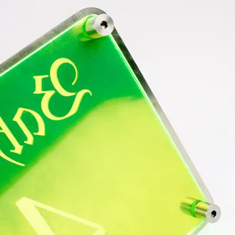 Eckhausnummer aus Edelstahl und Acryl – moderne Hausnummer für die Hausecke | ein- und zweistellig