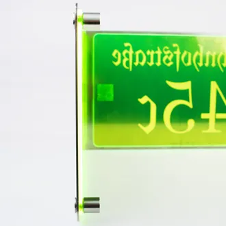 Eckhausnummer aus Edelstahl und Acryl – moderne Hausnummer für die Hausecke | ein- und zweistellig