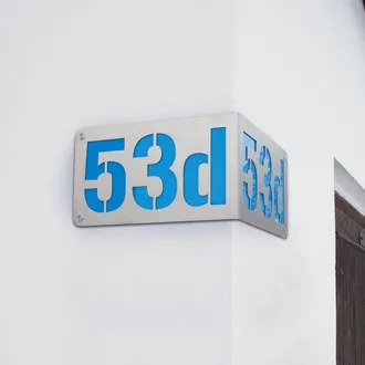Eckhausnummer aus Edelstahl und Acryl – moderne Hausnummer für die Hausecke | ein- und zweistellig