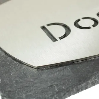 Elegante Kombination aus Edelstahl und Schiefer als Hausnummer Kombi 1