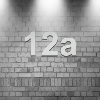 Indirekt beleuchtete Hausnummer aus Edelstahl