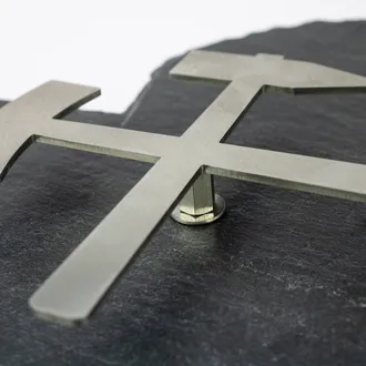 Schlägel und Eisen aus Edelstahl auf Schiefer