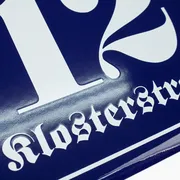 Emaille Hausnummer mit Straßenname 21 x 14,8 cm | blau/weiß