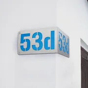 Eckhausnummer aus Edelstahl und Acryl – moderne Hausnummer für die Hausecke | ein- und zweistellig