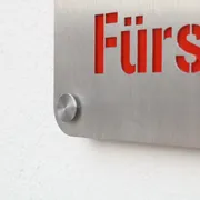 Eckhausnummer aus Edelstahl und Acryl – moderne Hausnummer für die Hausecke | ein- und zweistellig