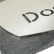 Elegante Kombination aus Edelstahl und Schiefer als Hausnummer Kombi 1