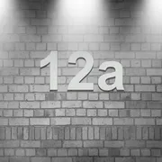 Indirekt beleuchtete Hausnummer aus Edelstahl