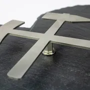 Schlägel und Eisen aus Edelstahl auf Schiefer