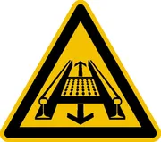 Warnschild »Warnung vor Gefahren durch eine Förderanlage im Gleis« 